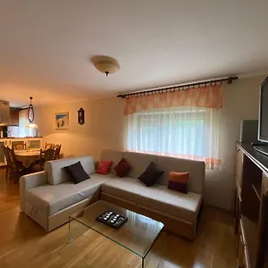 Apartman Tody's, Fuzine